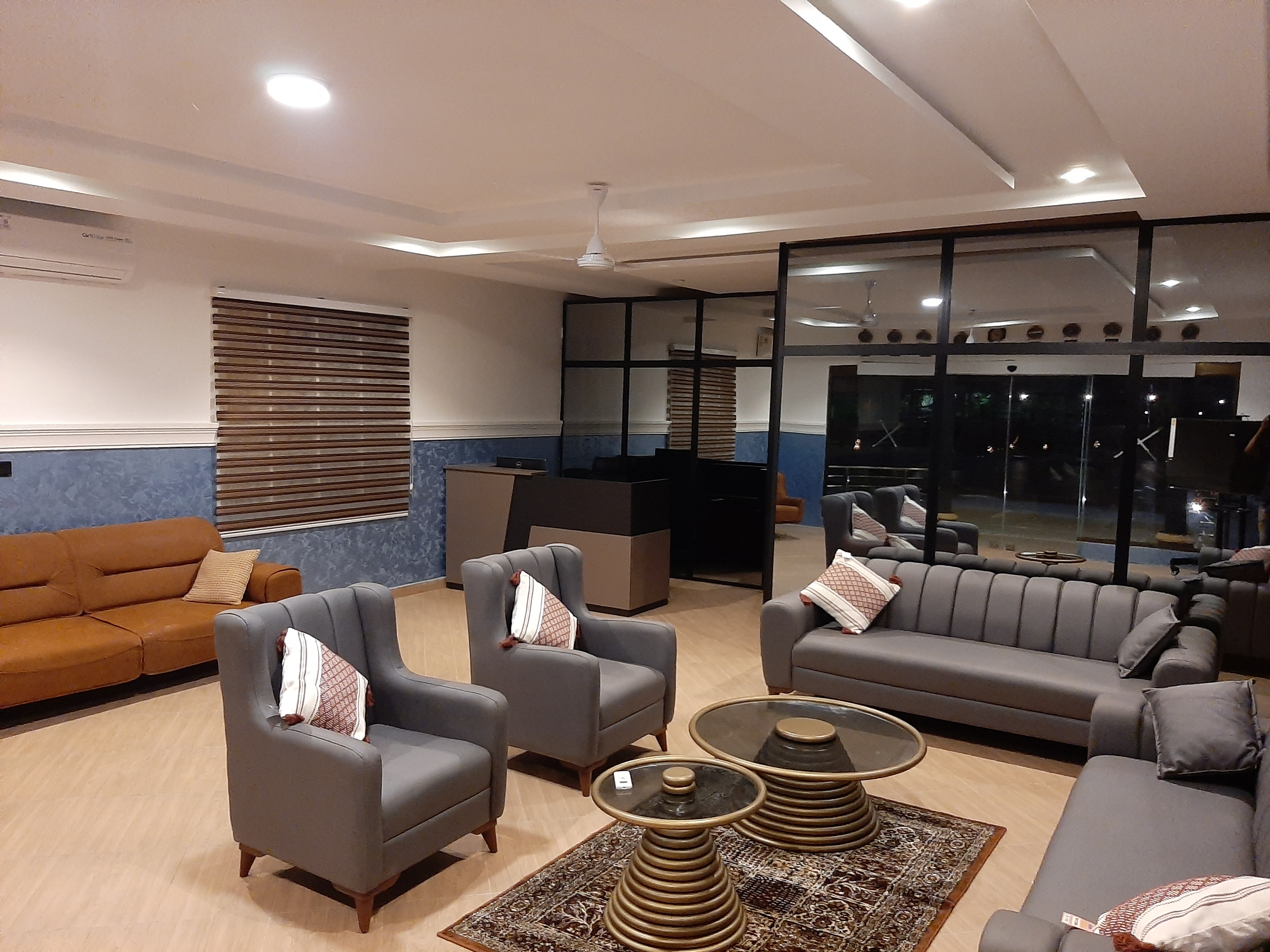 Madui Palce Hotel lounge and guest seating